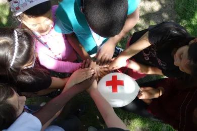 Un groupe d'enfants qui mettent les mains les unes sur les autres